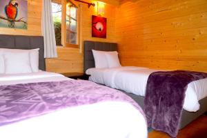 Ein Bett oder Betten in einem Zimmer der Unterkunft Severine Cottages and Lounge Ltd