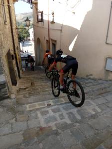 mężczyzna jeżdżący rowerem po ulicy w obiekcie Casa borghetto w mieście Cancellara