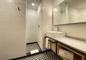 
a bathroom with a sink, toilet, and bathtub at Hotel MX San Miguel de Allende in San Miguel de Allende
