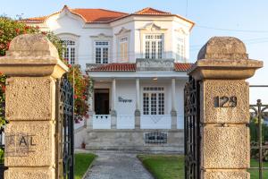 una casa con dos puertas delante de ella en The Luggage, en Coímbra