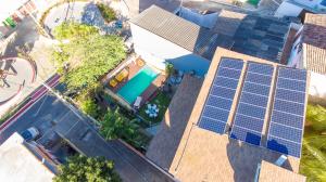 an overhead view of a house with solar panels on it at Hostel Paraíso in Arraial do Cabo