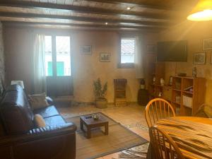 ein Wohnzimmer mit Sofa und Fernseher in der Unterkunft cal perelló in Capafons