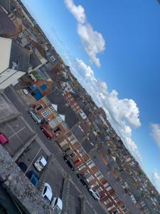 una vista aérea de una ciudad con edificios en Letchworth Guest House, en Weymouth