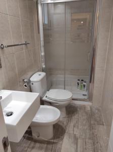 a bathroom with a toilet and a sink and a shower at APARTAMENTOS En Plom in Valencia +11 photos
