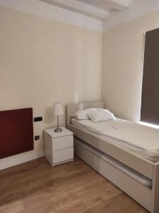 バレンシアにあるAPARTAMENTOS En Plomの白いベッドルーム(ベッド1台、テレビ付)