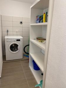uma lavandaria com máquina de lavar e secar roupa em Fewo Im Vogelhaus em Freudenstadt