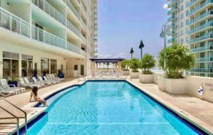 Πισίνα στο ή κοντά στο Amazing Condo with FREE PARKING in Brickell Miami