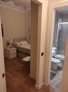 a small bathroom with a bed and a toilet at APARTAMENTOS En Plom in Valencia
