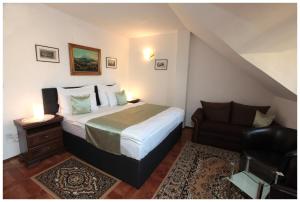 Un pat sau paturi într-o cameră la Restaurant penzion u Buchlovskeho zamku