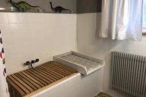 Ванная комната в Familien-Haus,Garten,Grill,20m zum Rhein