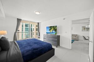 Säng eller sängar i ett rum på Superb Condo with parking in Brickell Miami