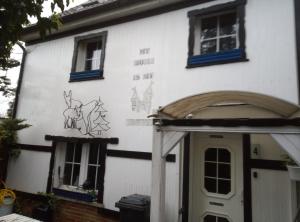 uma casa branca com um veado pintado na lateral. em My Home is my Castle em Hontheim