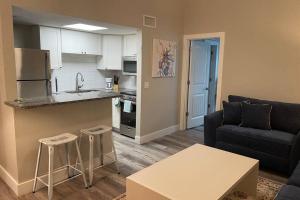 een woonkamer met een bank en een keuken bij Siesta Key Village-Suite #4: A block to the Beach! in Sarasota