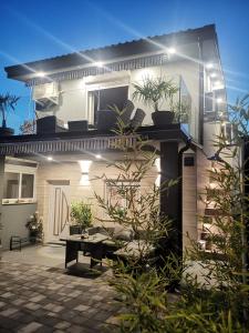 uma casa com um pátio à noite com luzes em Apartmani Šarm em Vir