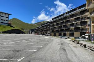 an empty parking lot in front of a building at T2 pla d'adet au pied des pistes in Saint-Lary-Soulan