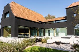 Sint-Pieters-Leeuw的住宿－Holiday Home L'O Reine - with luxury wellness，一间红色屋顶的黑色房子