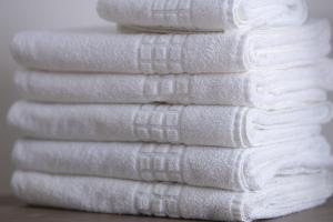 a stack of white towels stacked on top of each other at Casa Premiatto in Holambra