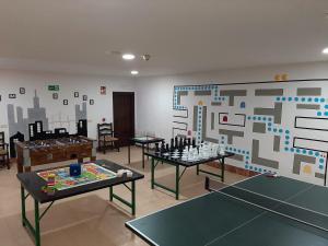 um quarto com mesas de pingue-pongue e uma grande parede em Hotel Apartamento Nueva Alcazaba em Busquístar