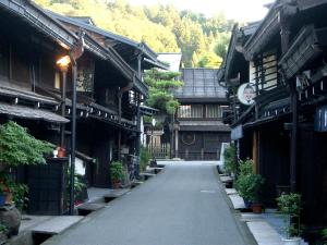 una calle vacía en un pueblo asiático con edificios en Hida Takayama Hodakaso Yamano Iori en Takayama