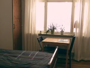 エルムフルトにあるVilla Siestaのベッドルーム(デスク、窓、ベッド付)