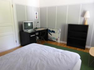 エルムフルトにあるVilla Siestaのベッドルーム1室(ベッド1台、デスク、テレビ付)
