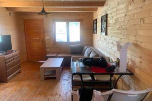 - un salon avec un canapé et une table dans l'établissement Cheerful cabin in Ada bojana, à Ulcinj