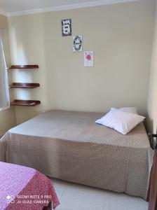 um quarto com uma cama num quarto em Village Taipu de Fora em Marau