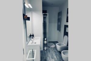 A bathroom at Very House