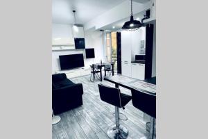 A kitchen or kitchenette at Very House