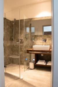 bagno con doccia e lavandino di Hotel Grüne Elster a Fürth
