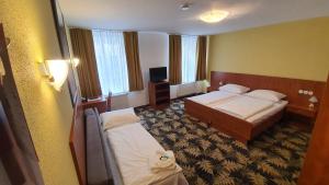 Кровать или кровати в номере Hotel Der Tannenbaum