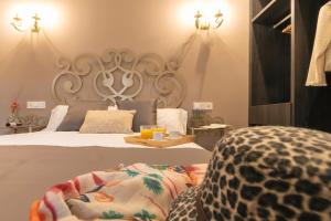 Schlafzimmer mit einem Bett mit einem Kopfteil aus Metall in der Unterkunft Palacete 1620, Premium Suites, Only adults in Granada