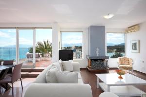 uma sala de estar com um sofá branco e uma lareira em Seafront Villa Longobardi em Chania Town