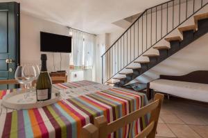 uma sala de estar com uma mesa e uma garrafa de vinho em il borgo appartamenti con parcheggio em Malcesine