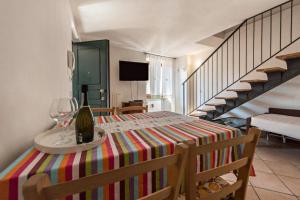 uma sala de jantar com uma mesa e uma escada em il borgo appartamenti con parcheggio em Malcesine