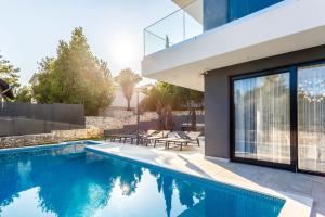 Bazén v ubytování Villa Skyline- near beach and city center with heated pool nebo v jeho okolí