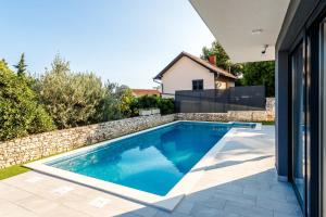 Bazén v ubytování Villa Skyline- near beach and city center with heated pool nebo v jeho okolí