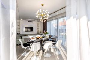 TV a/nebo společenská místnost v ubytování Villa Skyline- near beach and city center with heated pool