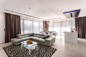Posezení v ubytování Villa Skyline- near beach and city center with heated pool