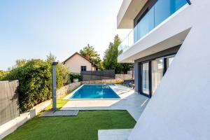 Bazén v ubytování Villa Skyline- near beach and city center with heated pool nebo v jeho okolí