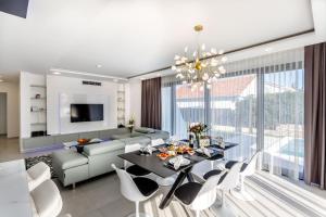 Posezení v ubytování Villa Skyline- near beach and city center with heated pool