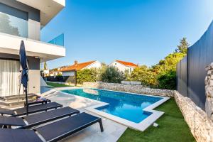 Bazén v ubytovaní Villa Skyline- near beach and city center with heated pool alebo v jeho blízkosti
