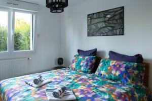 ブロッツハイムにあるLa Villetta G Blotzheim - Appartement de Standingのベッドルーム1室(スリッパ付)