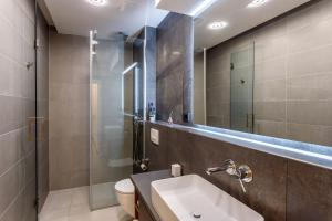 Koupelna v ubytování Villa Skyline- near beach and city center with heated pool