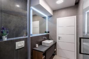 Koupelna v ubytování Villa Skyline- near beach and city center with heated pool