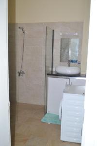Et badeværelse på Villa Moderne Spacieuse avec Piscine Privée, 3Ch et 3SdB