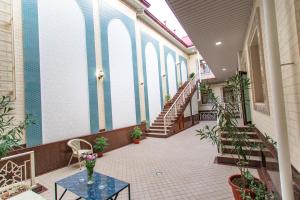 撒馬爾罕的住宿－Registon Saroy Hotel，走廊上设有楼梯和盆栽植物