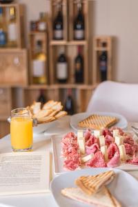 Jedlo v ubytovaní bed & breakfast alebo blízkom okolí