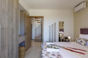 Postel nebo postele na pokoji v ubytování Villa Zoe , south Crete , Triopetra + 27 fotografií
