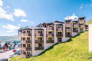 een gebouw aan de zijkant van een heuvel bij Résidence Pierre & Vacances Le Tikal in Val Thorens